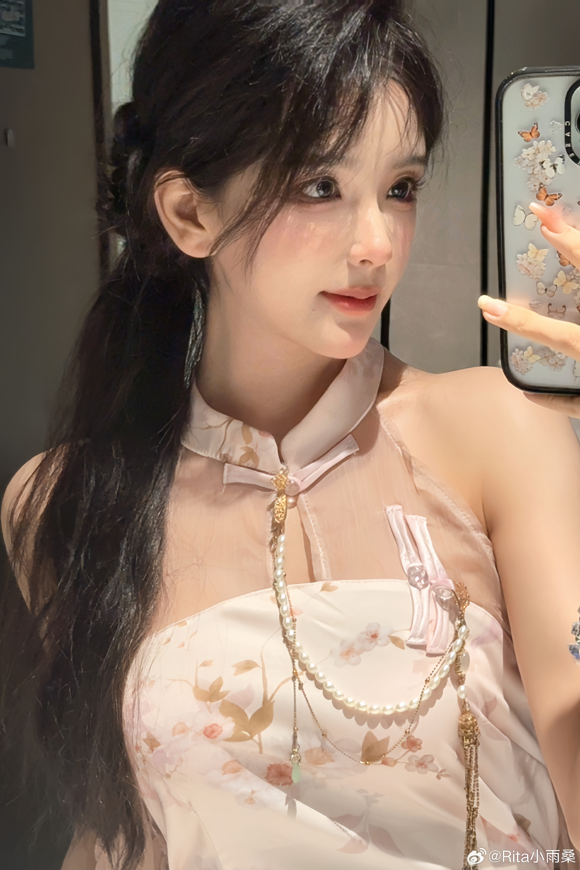 LPL女主持Rita晒自拍：粉色小旗袍配斜盘头，很温柔了说是