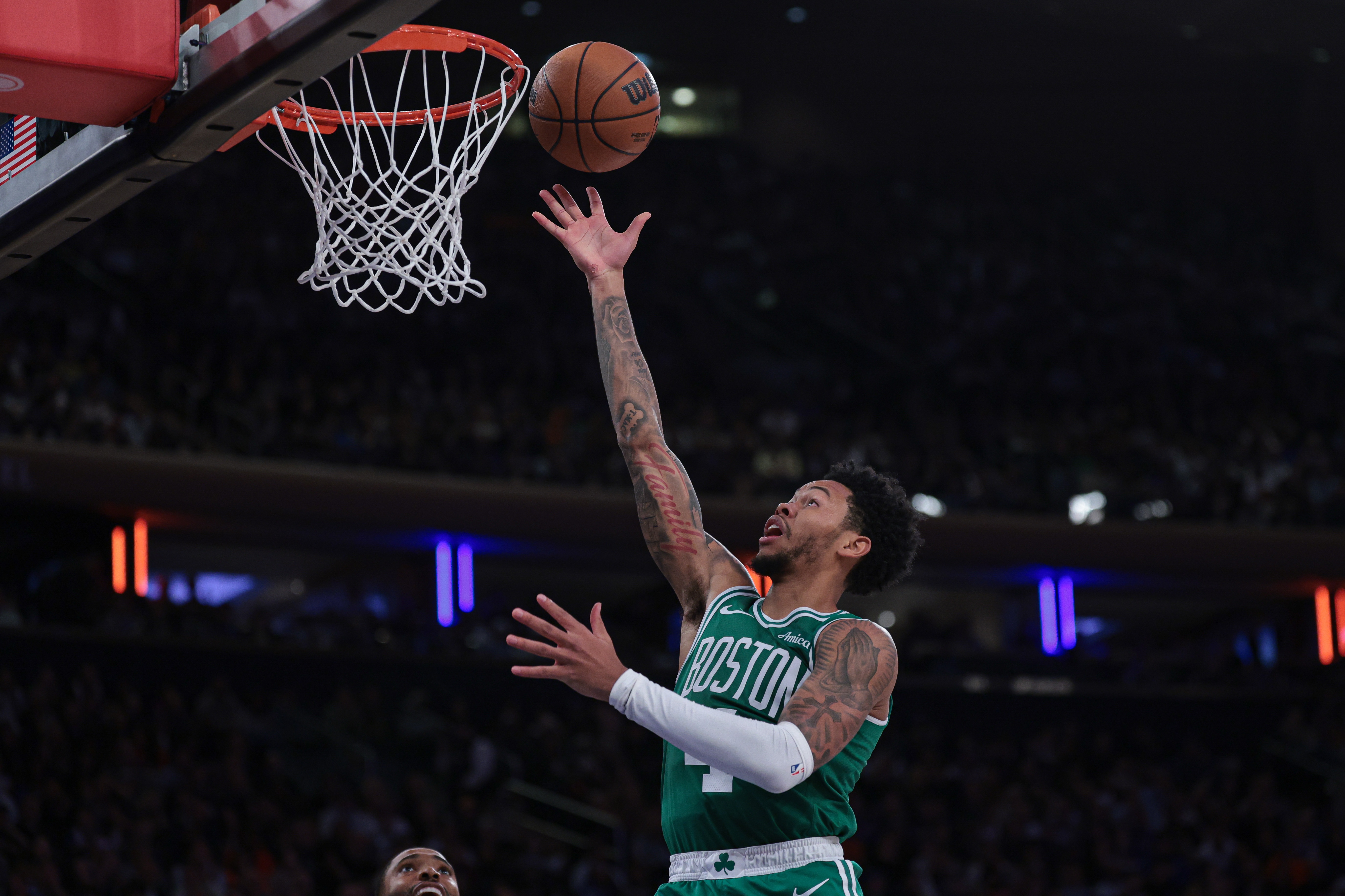 豪泽谈安芬尼·西蒙斯：他今天就是那种状态 把球给他看他表演